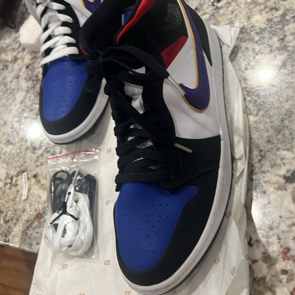 Nike Air Jordan sneakers 1Mid SE men size 12.  EUC like new - Picture 13 of 13